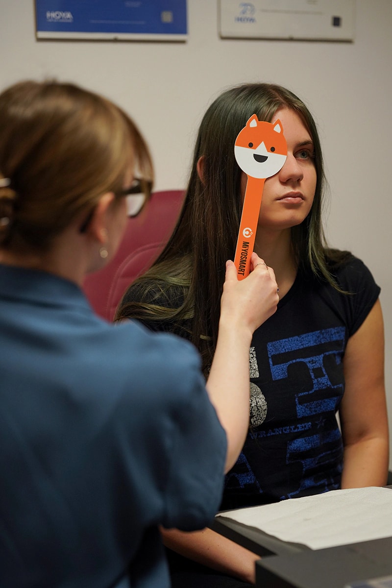 Badanie wzroku dziecka z zasłonką Myosmart w salonie w Trzebiatowie