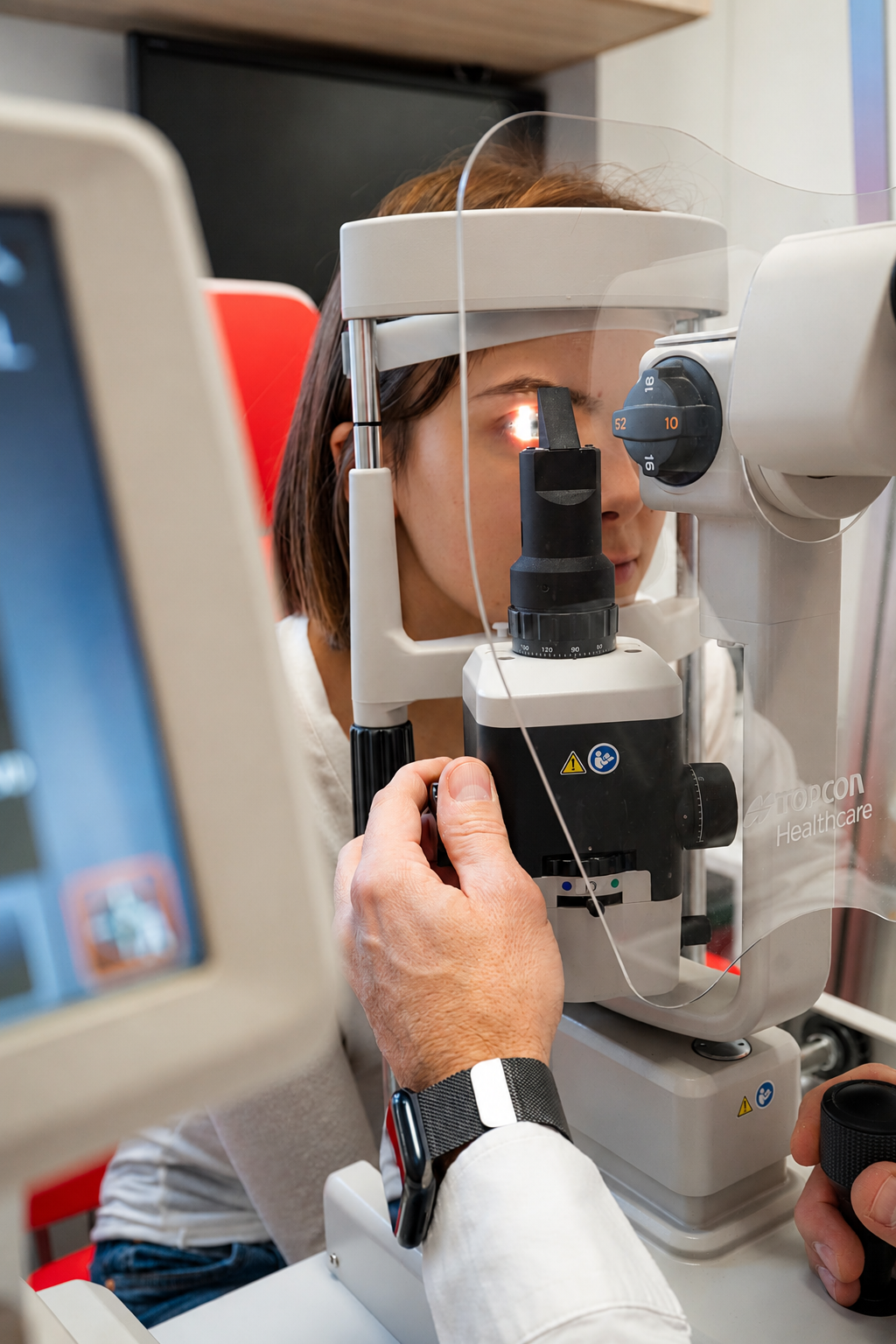 Badanie wzroku foropterem w gabinecie optometrycznym