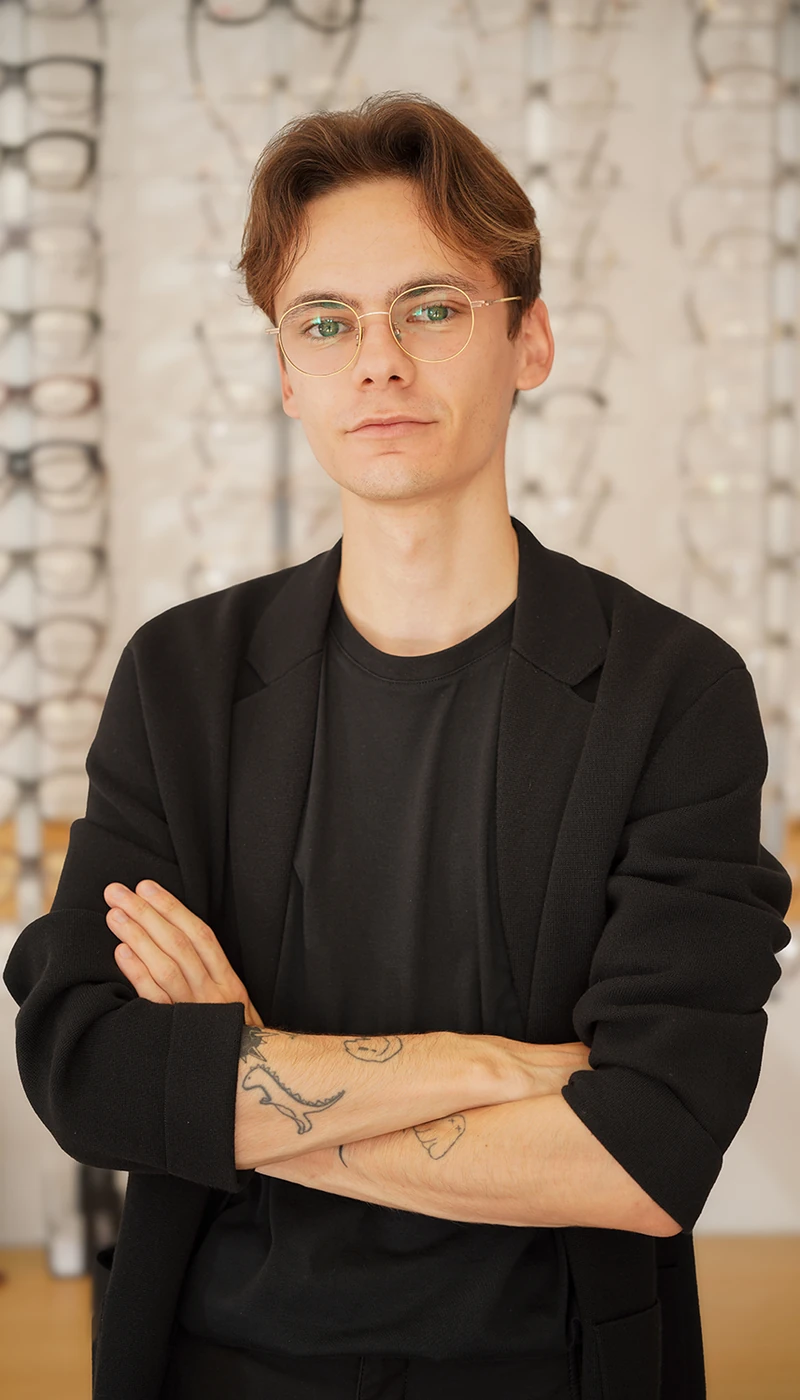 Maciej Ziółkowski, optyk, w salonie optycznym Ziółkowscy