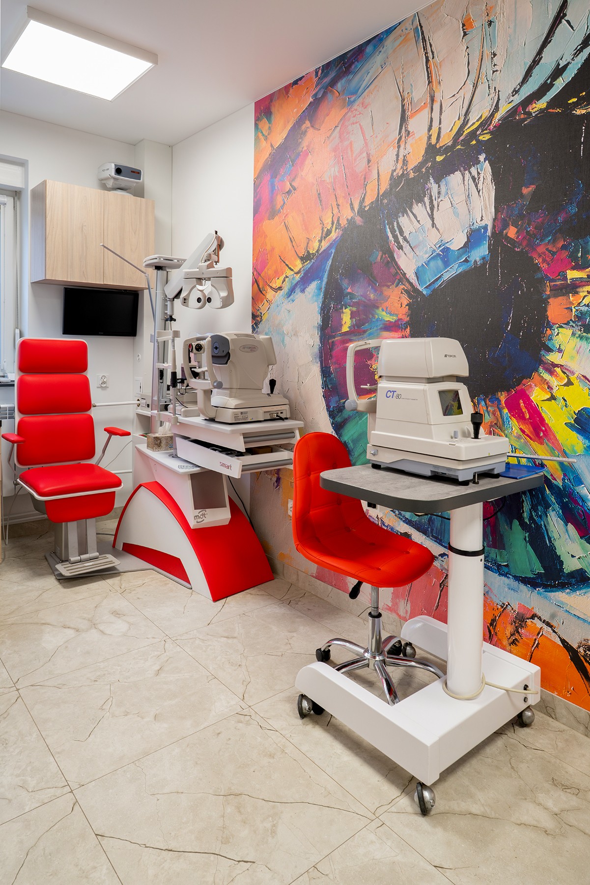 Gabinet optometryczny z czerwonymi fotelami i sprzętem do badania wzroku w salonie Ziółkowscy w Gryficach