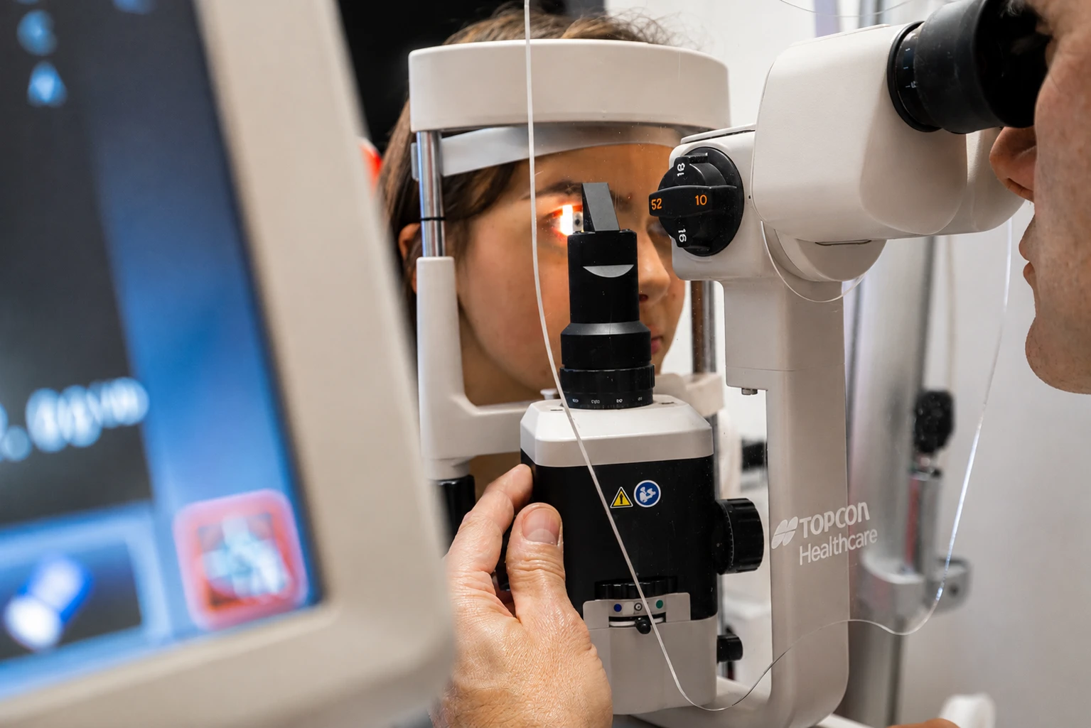 Badanie wzroku na lampie szczelinowej Topcon w gabinecie optometrycznym Ziółkowscy