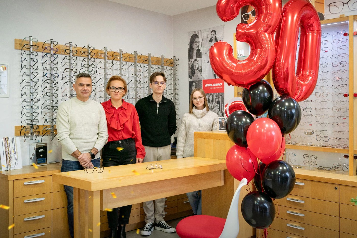 Zespół salonu optycznego w Trzebiatowie podczas jubileuszu 30 lat