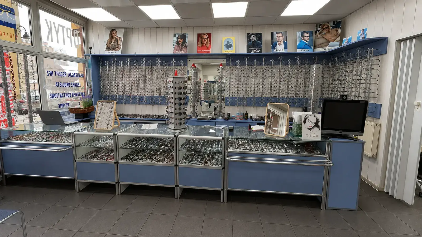 Wnętrze salonu optycznego w Gryficach z ekspozycją opraw i witryną