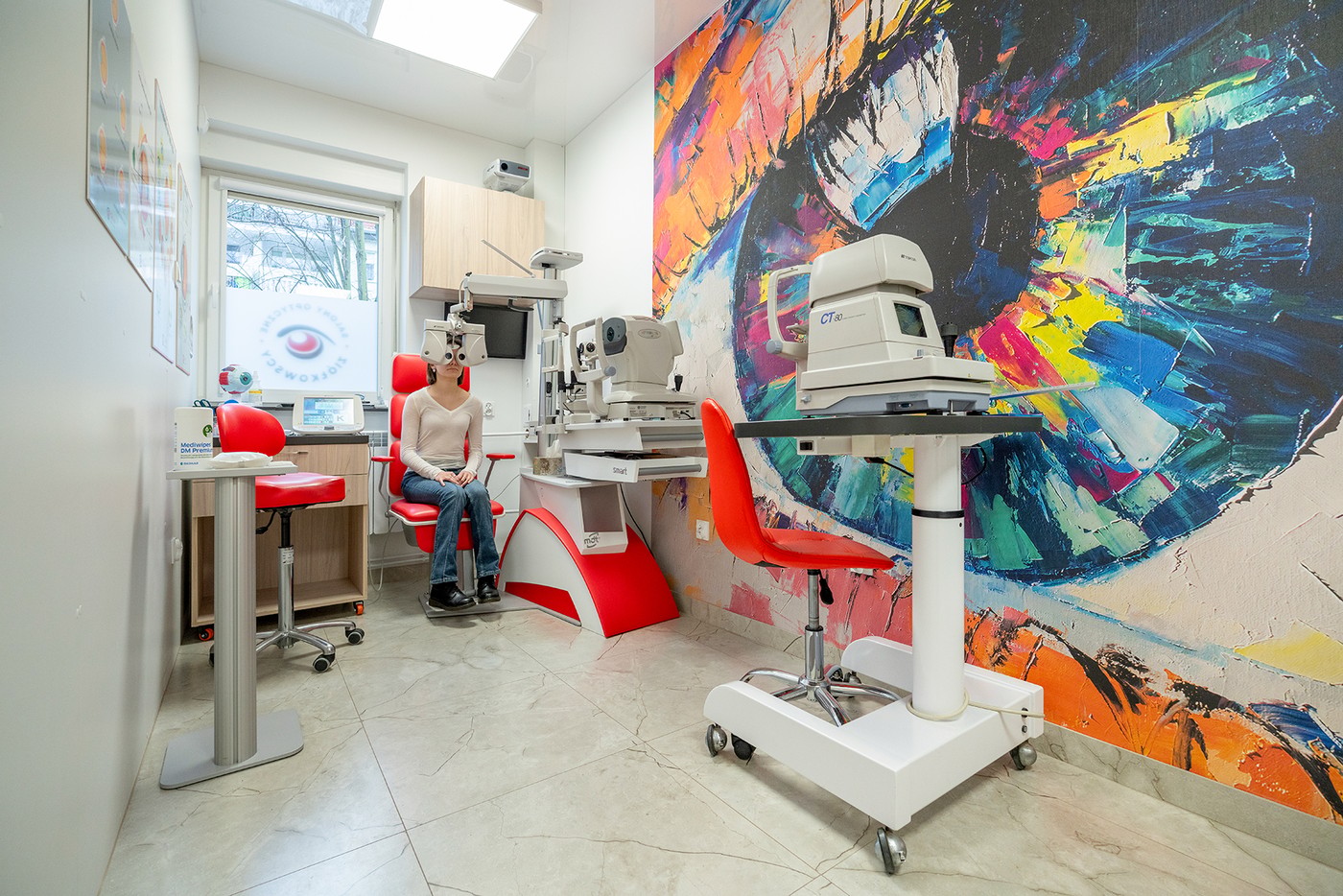 Pacjentka podczas badania wzroku w gabinecie optometrycznym salonu Ziółkowscy w Gryficach